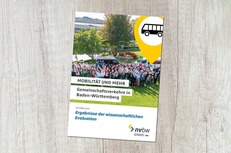 Auf dem Cover der Studie Mobilität und mehr. Gemeinschaftsverkehre in Baden-Württemberg stehen Mitglieder von Bürgerbusvereinen vor einem Kongresszentrum auf einer Wiese und winken in die Kamera.